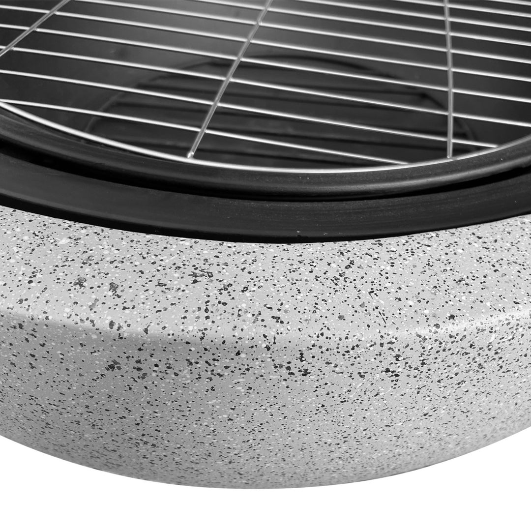 Zoomed image of the speckled finish and grill grate. 